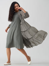 Haut tunique à col bateau en crêpe de mousseline gris Davy avec veste